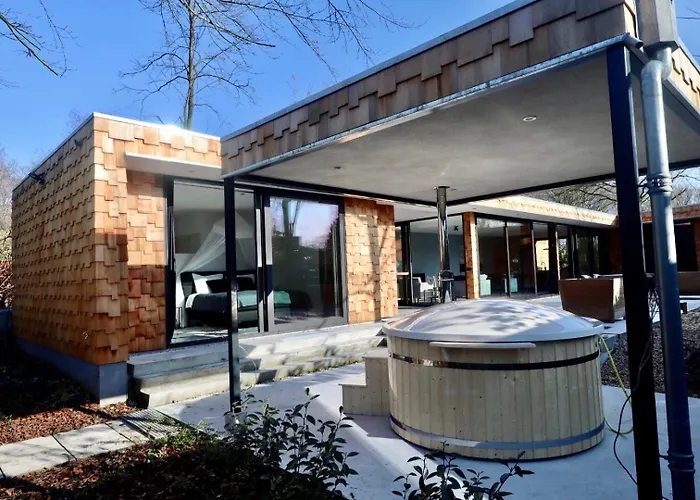 Hébergement de vacances Houten Boshuis By Droomvilla *